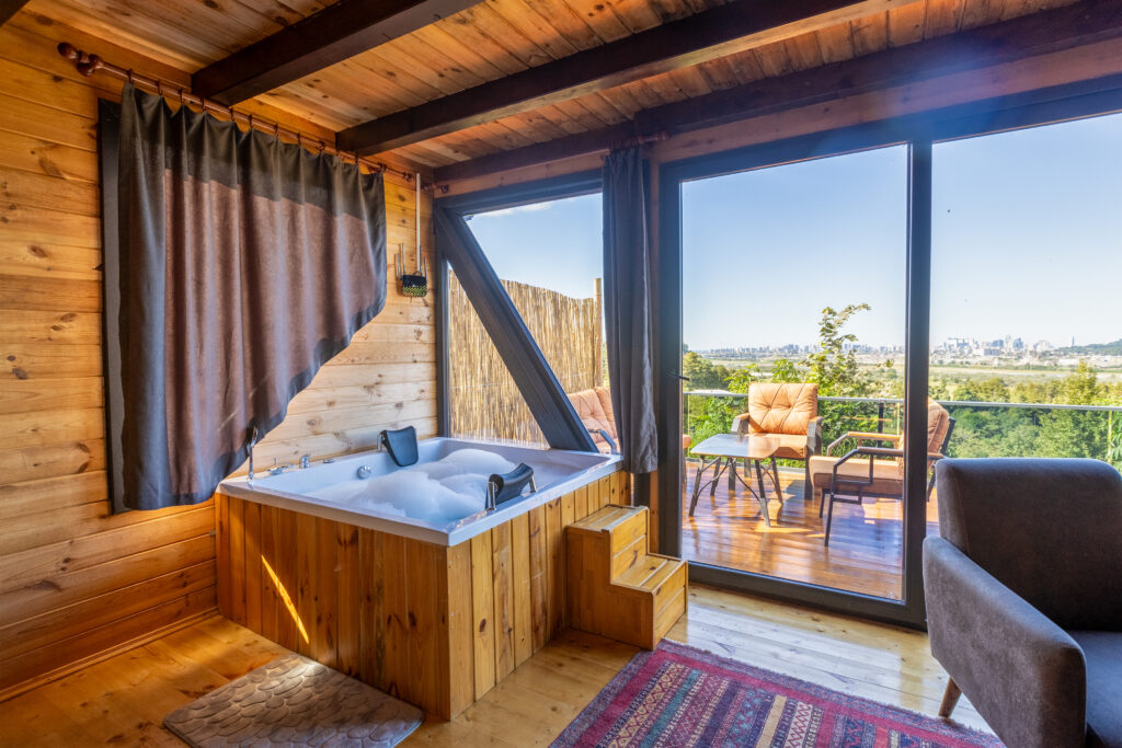 Джакузи с панорамным видом на природу в деревянном коттедже — съемка недвижимости Батуми, PanoArtStudio