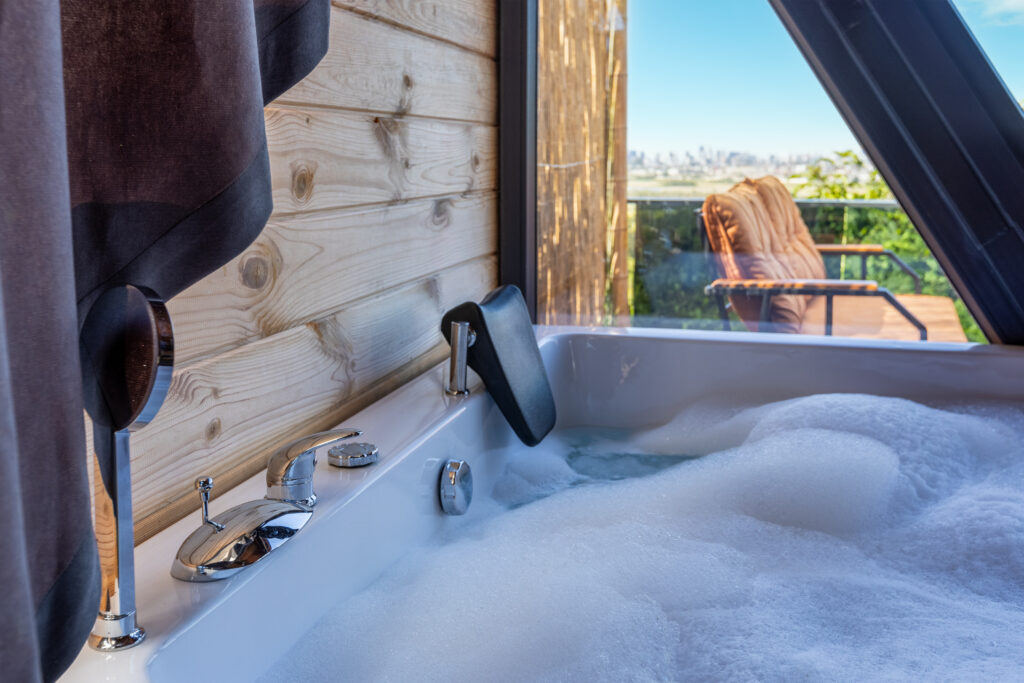 Джакузи в деревянном коттедже с теплой атмосферой — интерьерная съемка недвижимости в Батуми, PanoArtStudio