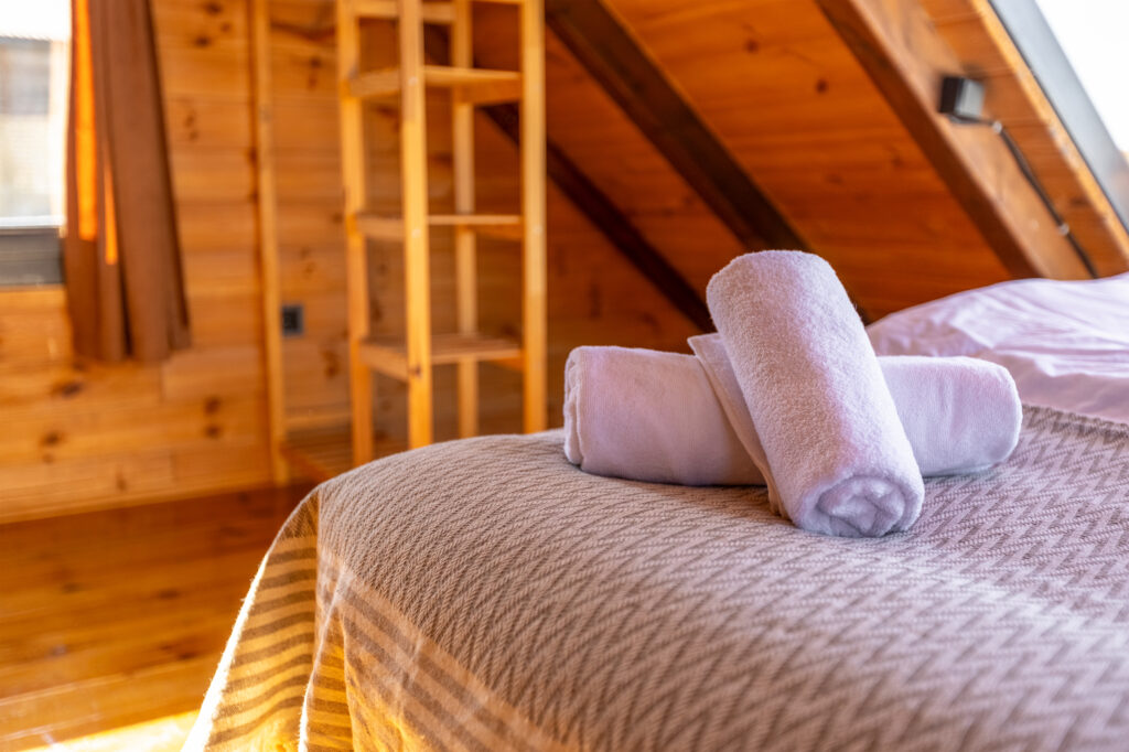 Деревянный интерьер спальни с постелью и декором — профессиональная съемка недвижимости Батуми, PanoArtStudio